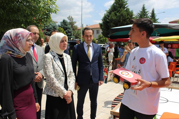 Azime Çiftçi sergi açılışını ziyaret etti