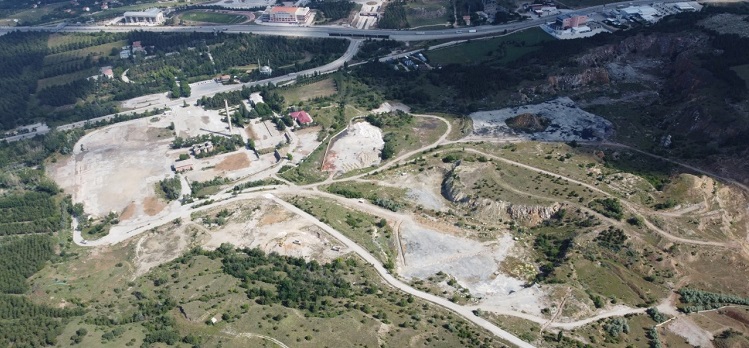 Başkan çimento arazisini inceledi