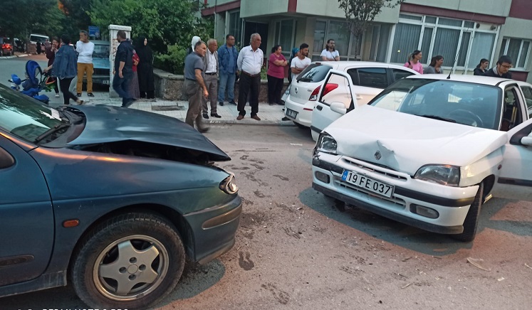 Araçlar kafa kafaya çarpıştı!