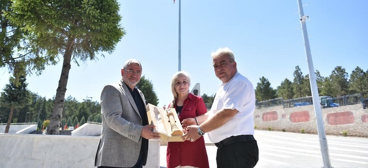Şehitlerimiz için kitap yazıyor