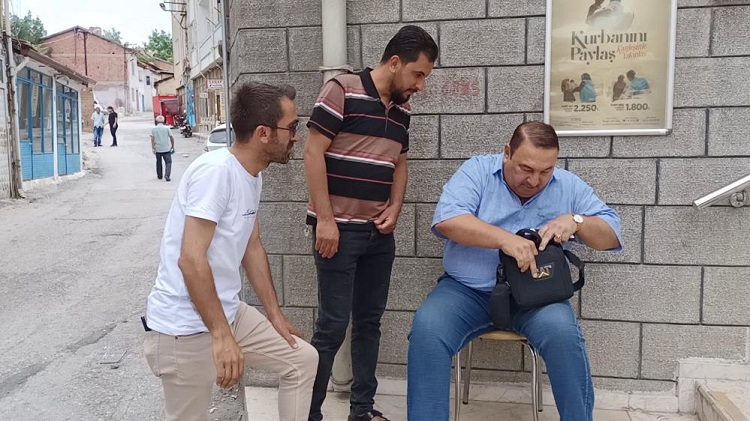 Para dolu çantayı sahibine verdi!