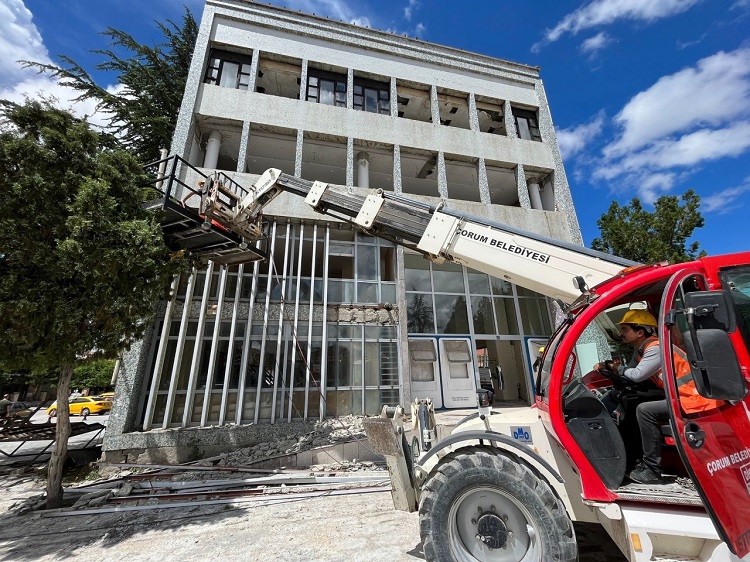 Halk Bankası yıkılmaya başlandı
