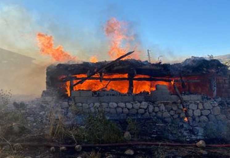 Samanlık ve ahır küle döndü