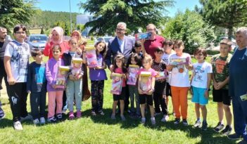 Başkan Ahlatcı çocukları sevindirdi