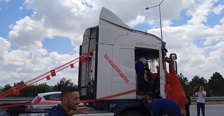 Gelini almaya tır ile gittiler