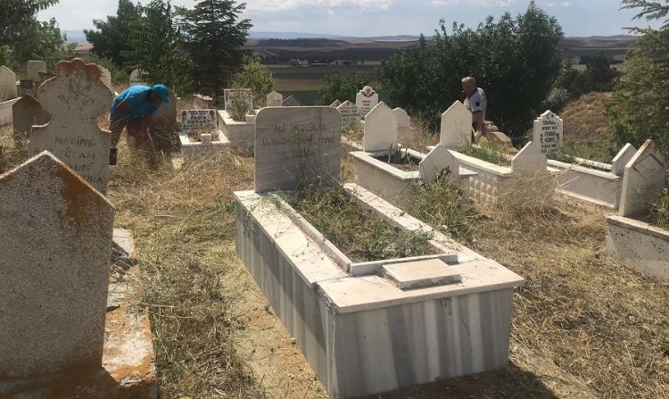 Bayram öncesi mezarlıklara bakım
