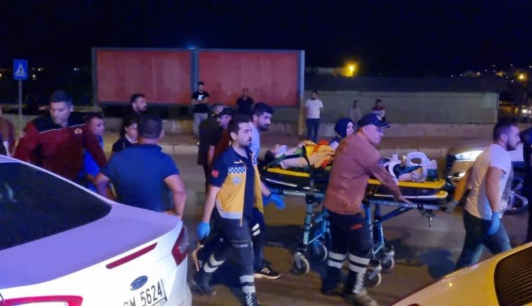 Kavşakta iki otomobil çarpıştı!