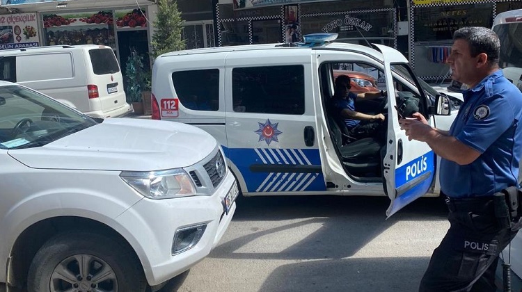 Baltayla otomobile zarar verdi!