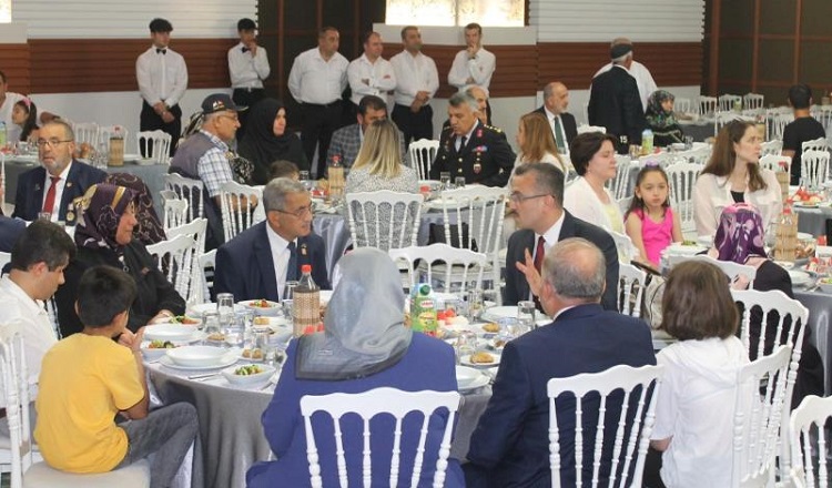 Şehit aileleri ve Gazilere yemek