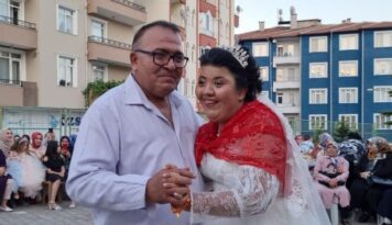 Kızının düğün hayalini gerçekleştirdi
