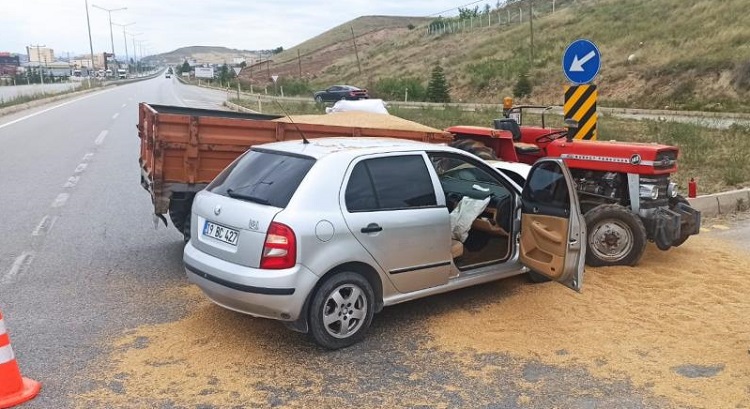 Buğday yüklü traktörle çarpıştı