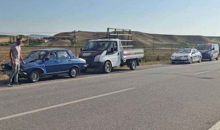 Önündeki araca arkadan çarptı