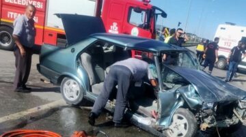 Işıkta bekleyen otomobile çarptı