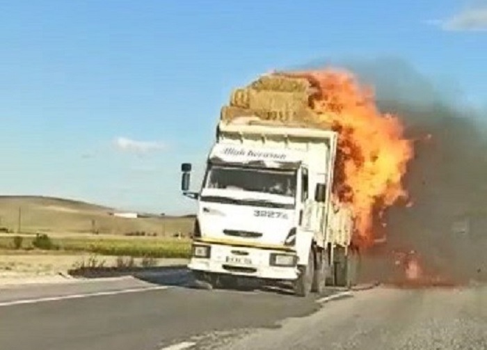 Balya yüklü kamyon böyle yandı!