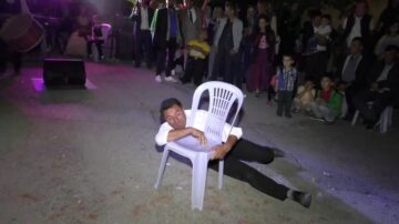 Düğünde sandalye ile güreş tuttu!