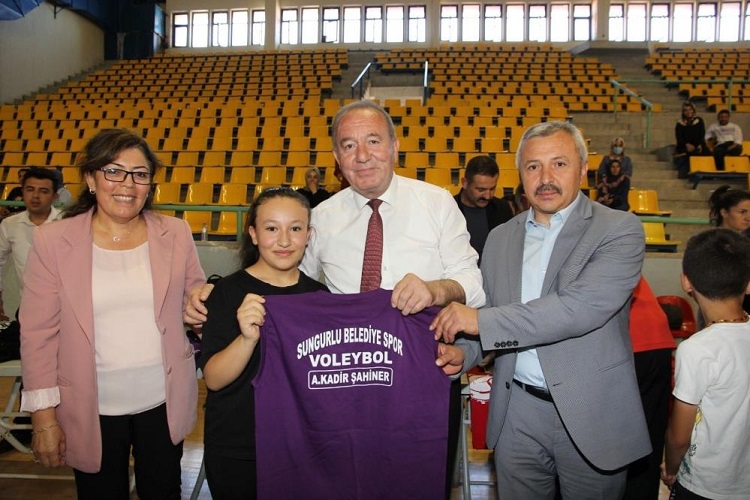 Şahiner’den genç sporculara jest