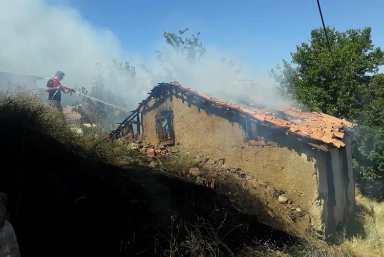 Sungurlu’da boş evde yangın çıktı