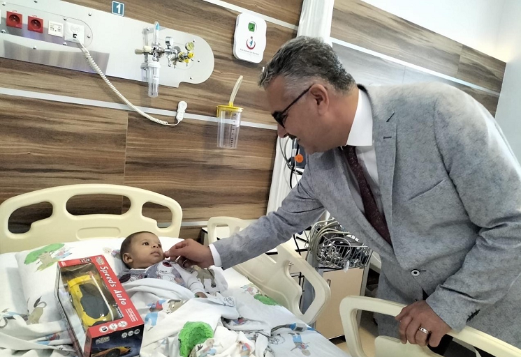 Bayram öncesi çocuklara sürpriz yaptı
