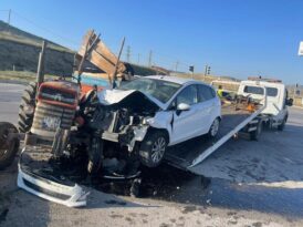 Kazada otomobil traktörle çarpıştı!