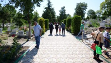 Mezarlık ziyaretlerine başlandı