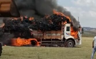 Balya yüklü kamyon yandı!