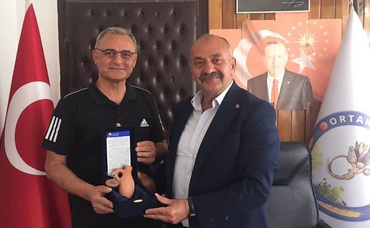 Başkan İsbir’e hediye mühür