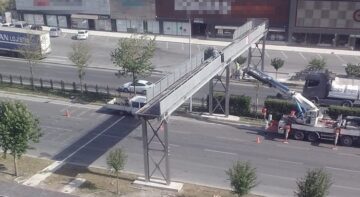 Üst geçidin yeri herkesi şaşırttı!