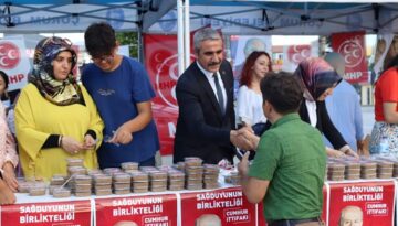 MHP teşkilatı aşure dağıttı
