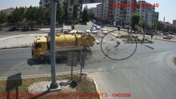 Kaza sırasında araçtan fırladı!