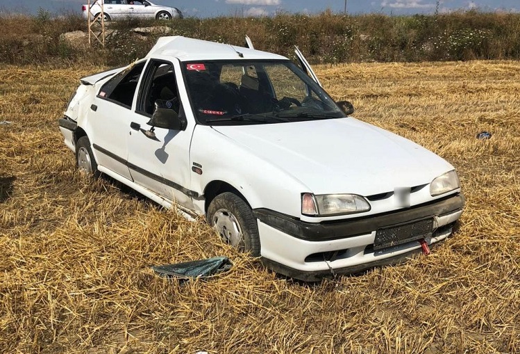 Otomobil tarlaya uçtu: 4 yaralı