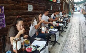 Bin TL ödüllü pilav yeme yarışması!