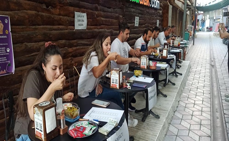 Bin TL ödüllü pilav yeme yarışması!