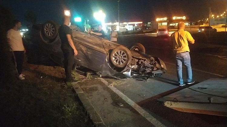 Yoldan çıkan araç takla attı!