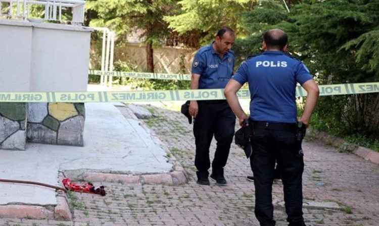 Balkondan düşen kişi can verdi!