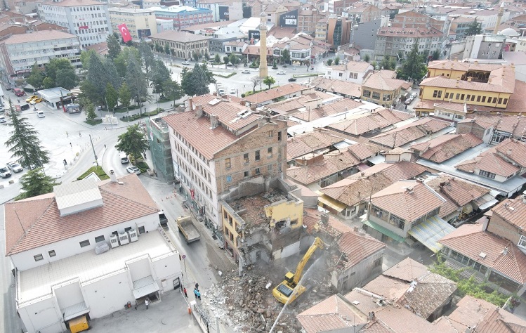 Tarihi meydan için bir adım daha