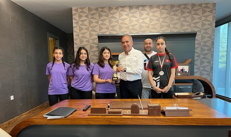 Kupalarını Ceylan’a Takdim Ettiler
