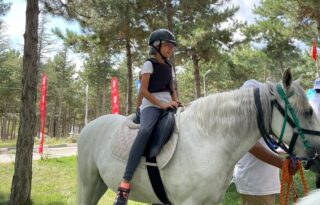 Çocuklar pony atlarla buluştu