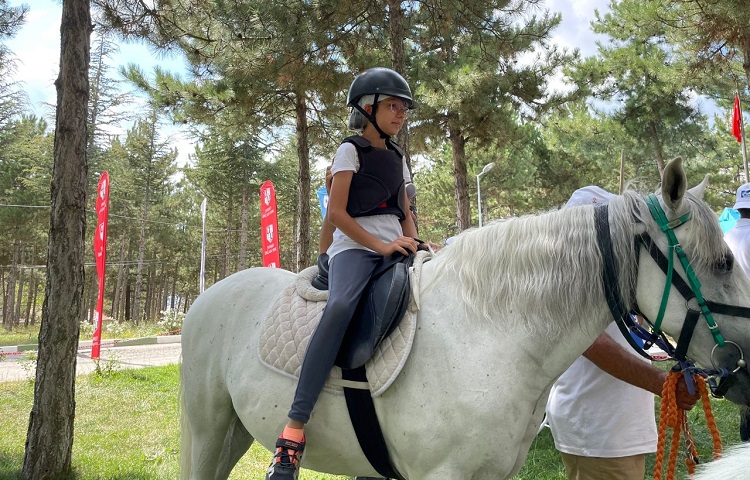 Çocuklar pony atlarla buluştu