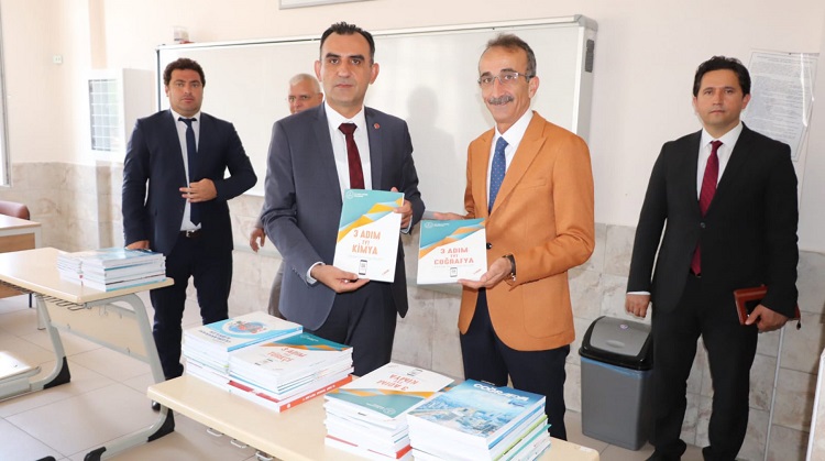 Öğrencilere ders kitapları dağıtıldı