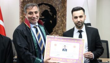 Akın Töremiş cübbesini giydi