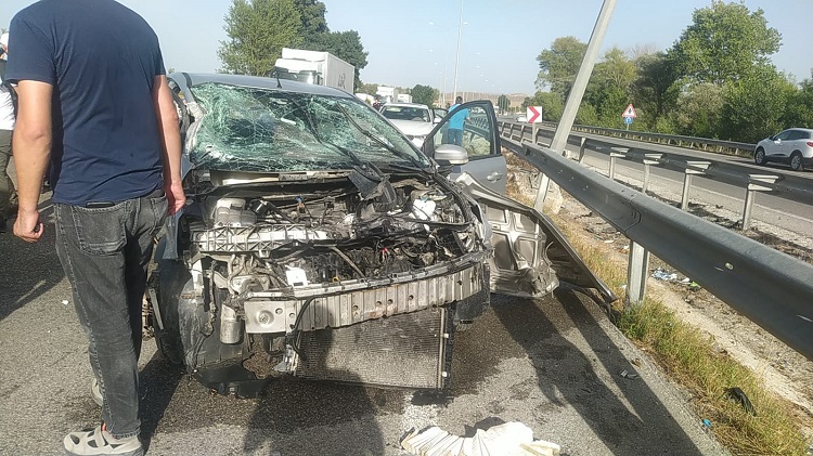 Otomobil çelik bariyerlere çarptı!