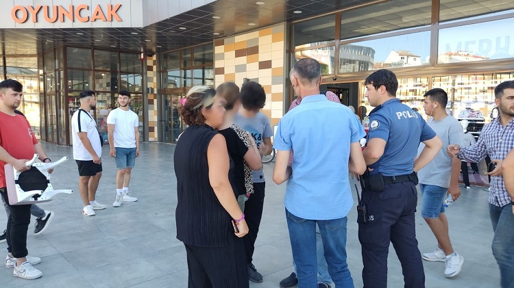Küçük çocuk dolandırıcı kurbanı oldu!