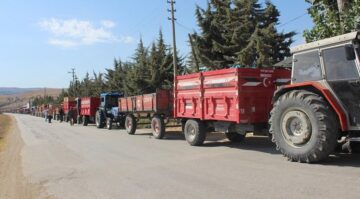 Bu kuyruğun ucu çiftçiye dokunuyor!