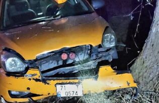 Kazada ticari taksi ağaca çarptı!
