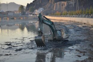 Kızılırmak’ta temizlik çalışması başladı