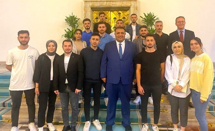 Mecliste üniversiteli gençleri ağırladı