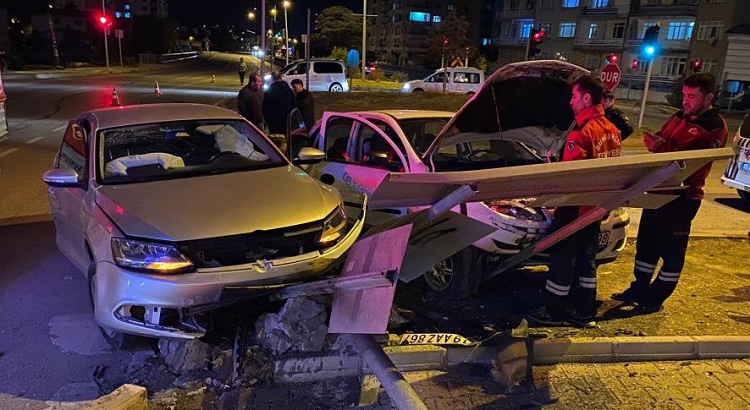 Kavşakta iki otomobil çarpıştı