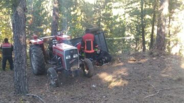 Devrilen römorkun altında kaldı