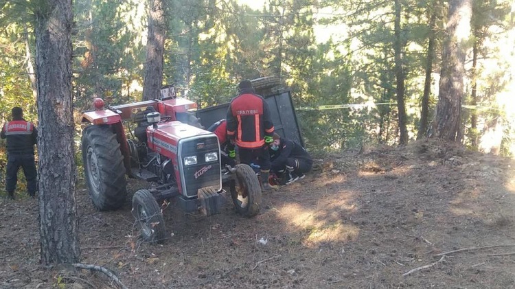 Devrilen römorkun altında kaldı