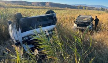 Kazada iki araç tarlaya uçtu!